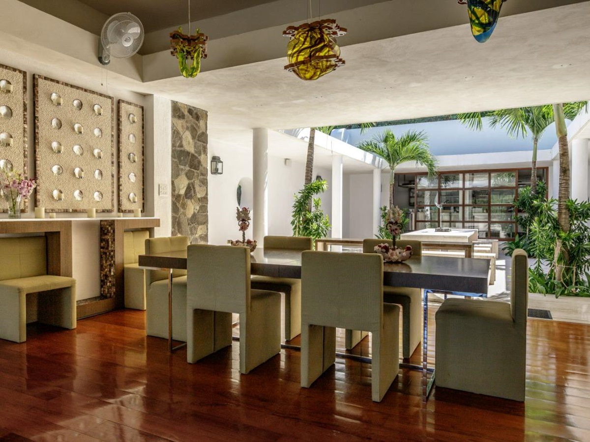 Dining Room at Wyler House in Mustique