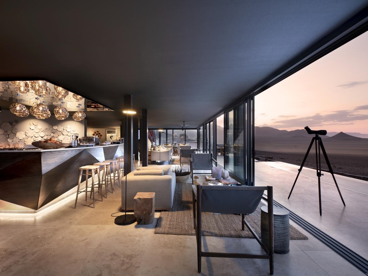 Lounge area with bar and veranda overlooking the desert