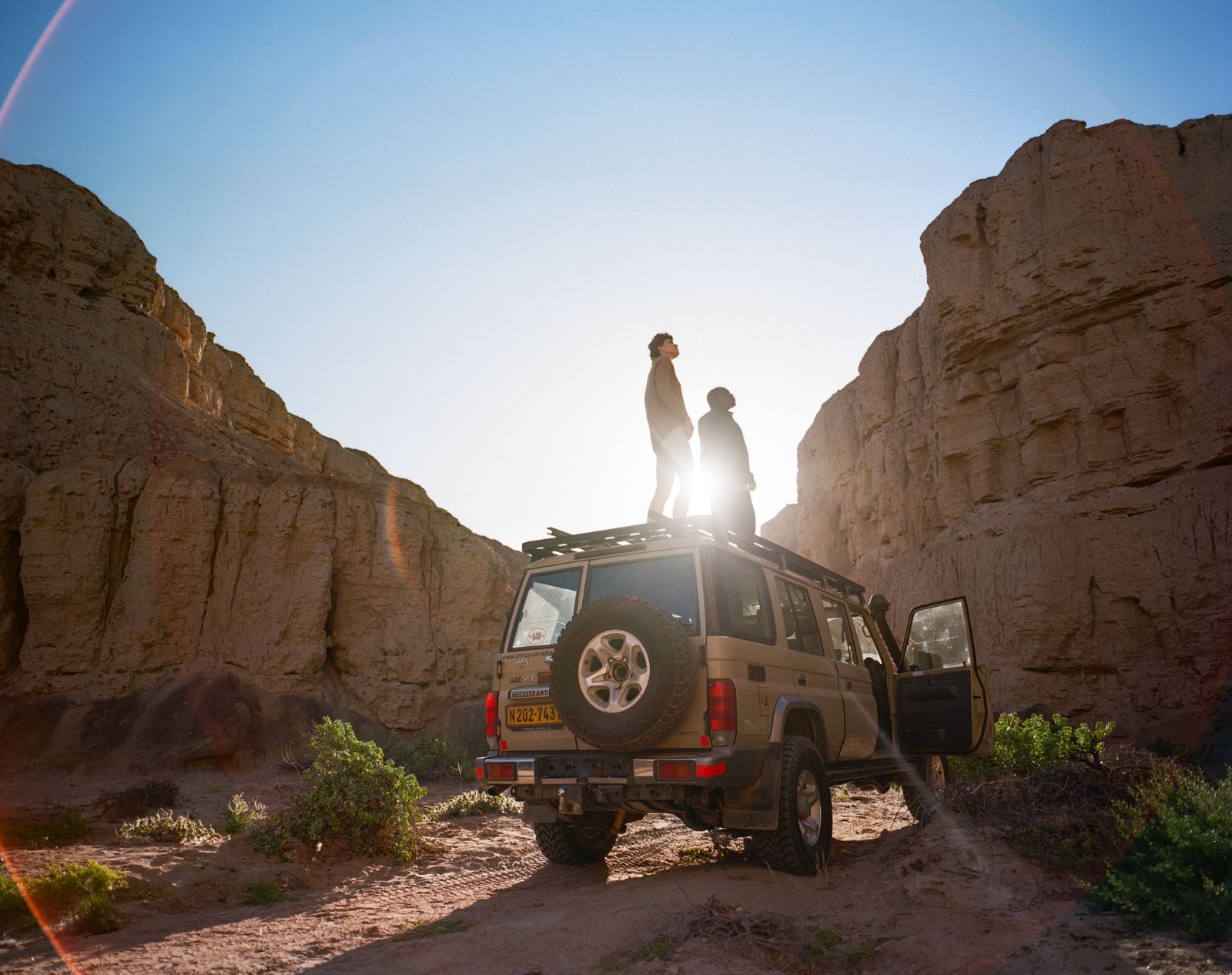 Guests during a drive in the Hoarusib river bed during a stay at luxury lodge Shipwreck Lodge in the Skeleton Coast National Park, Namibia