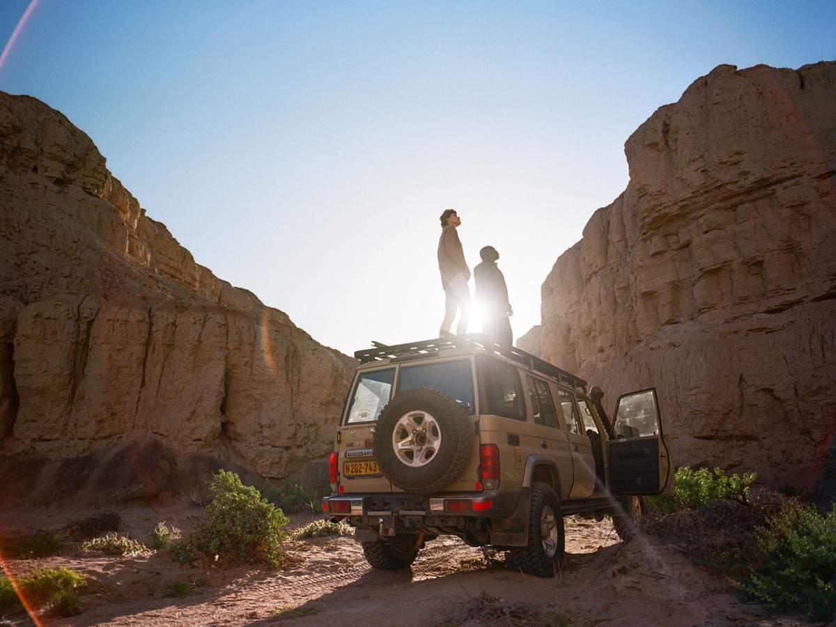 Guests during a drive in the Hoarusib river bed during a stay at luxury lodge Shipwreck Lodge in the Skeleton Coast National Park, Namibia