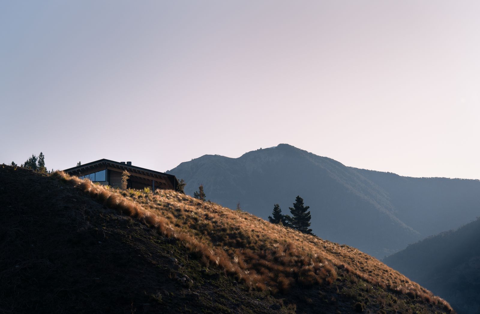 Exterior mountain view of Flockhill lodge in New Zealand