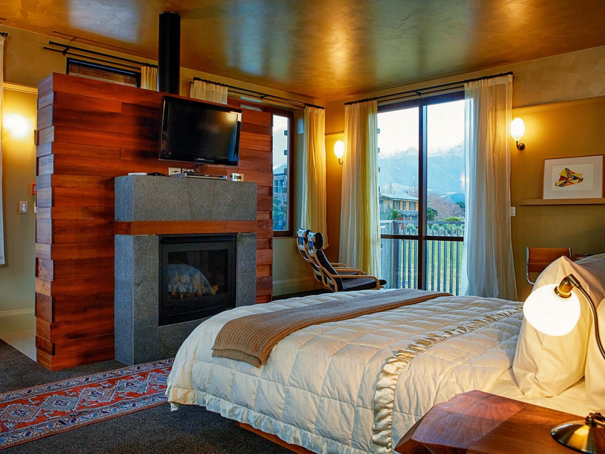 Fireplace in a bedroom at Hapuku Lodge & Tree Houses