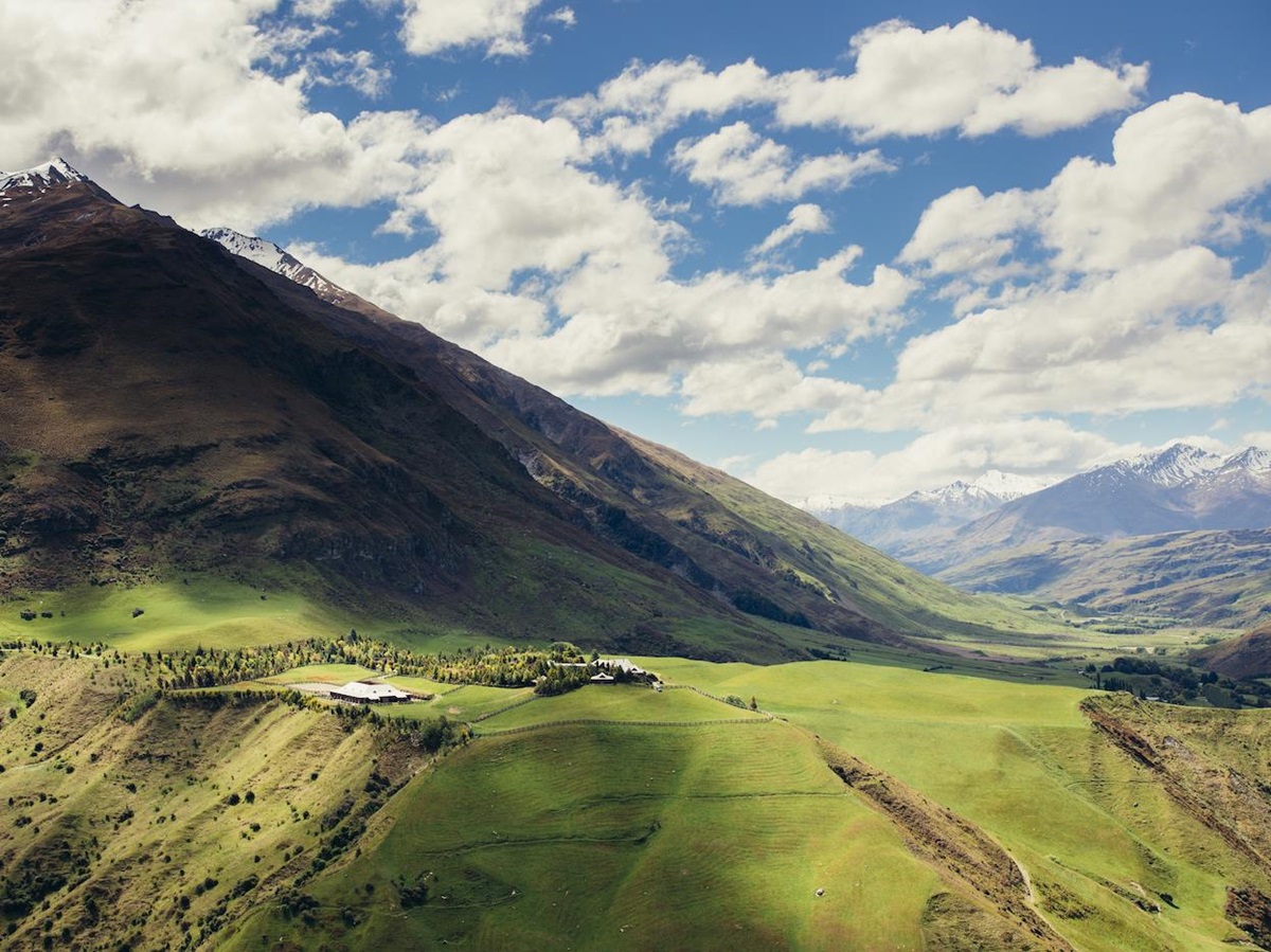 The surrounding landscape around Mahu Whenua