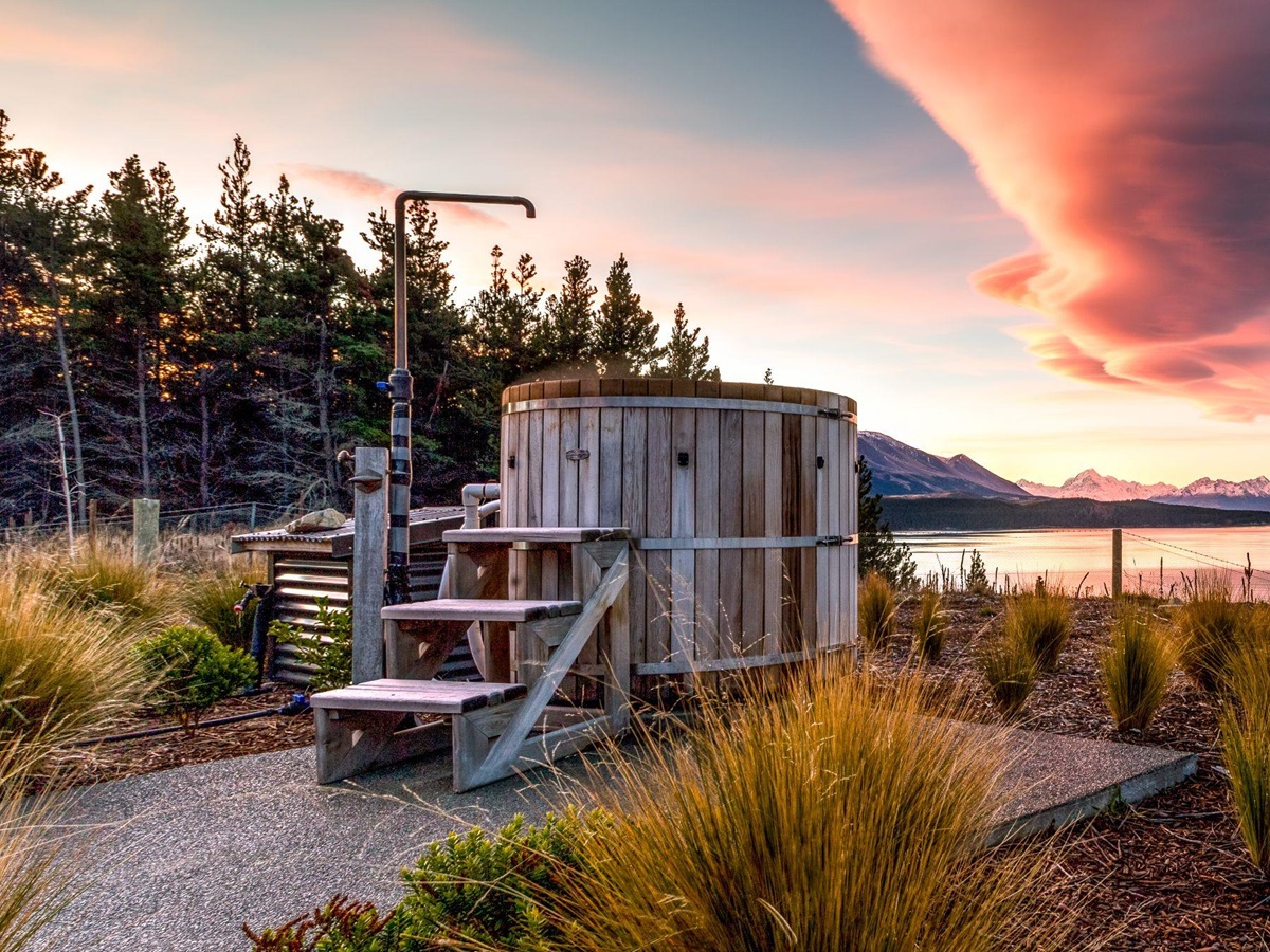 Hot tub at Mt Cook Lakeside Retreat, a luxury lodge in New Zealand