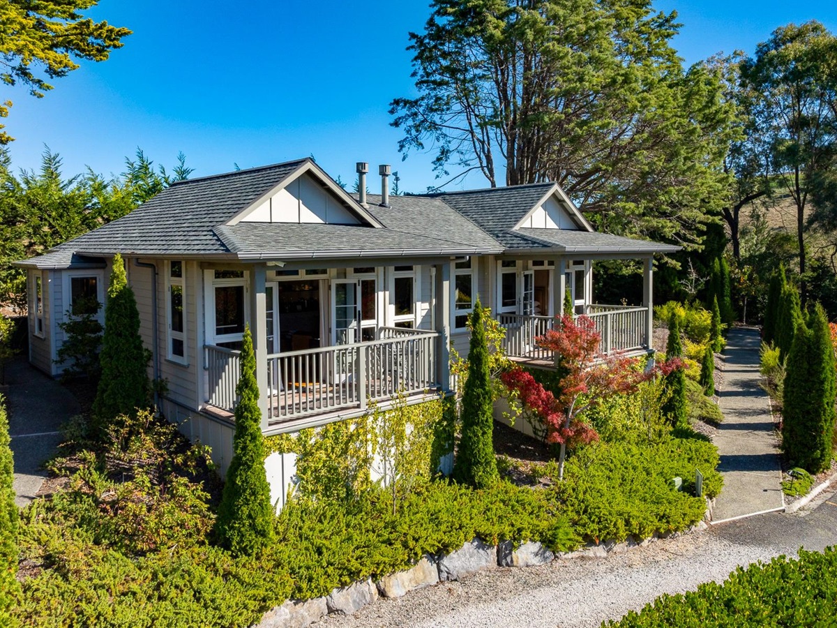 Exterior view of a guest suite at Pihopa Retreat in Nelson, New Zealand
