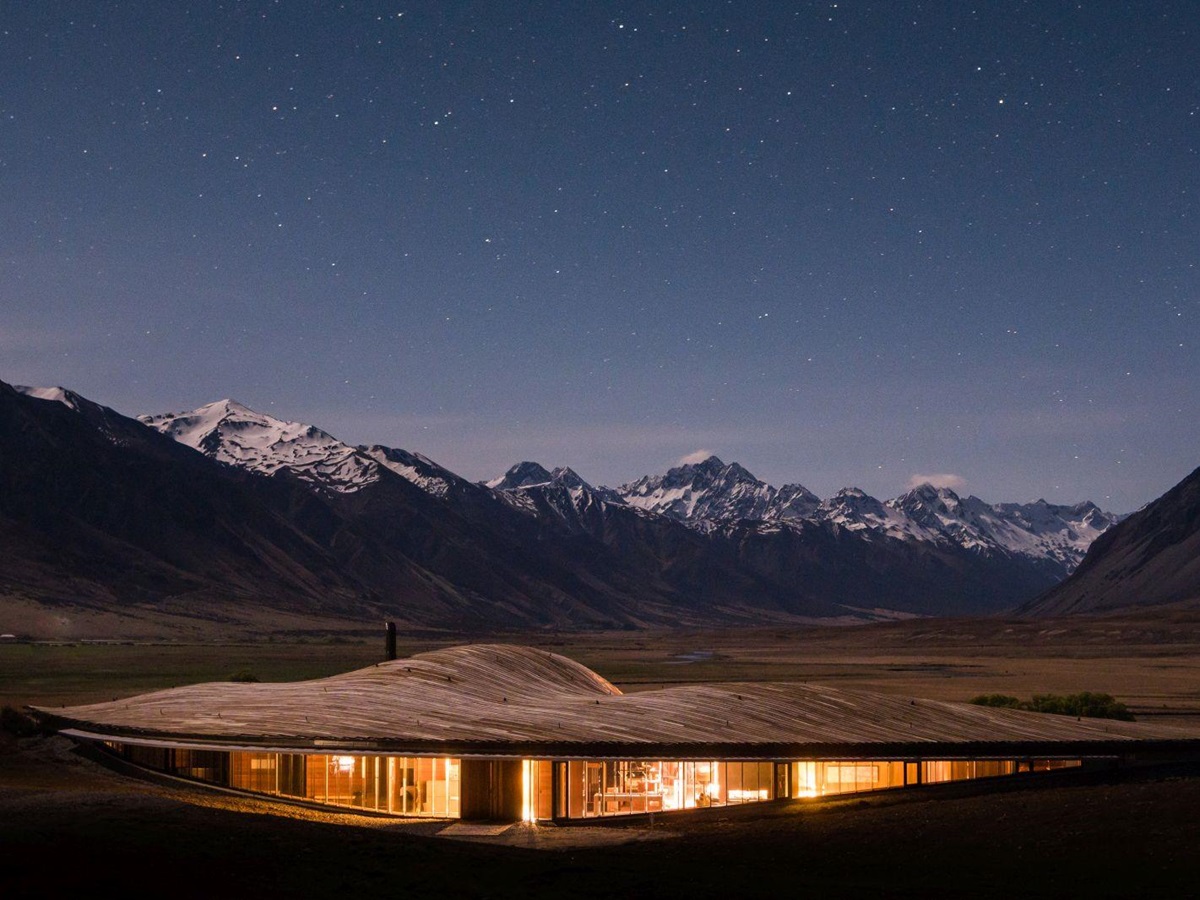 The exterior of The Lindis Lodge in New Zealand at sunset