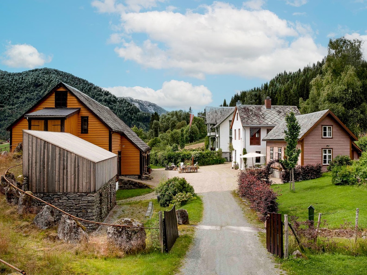 Exterior view of the courtyard and main building at Amot in Norway