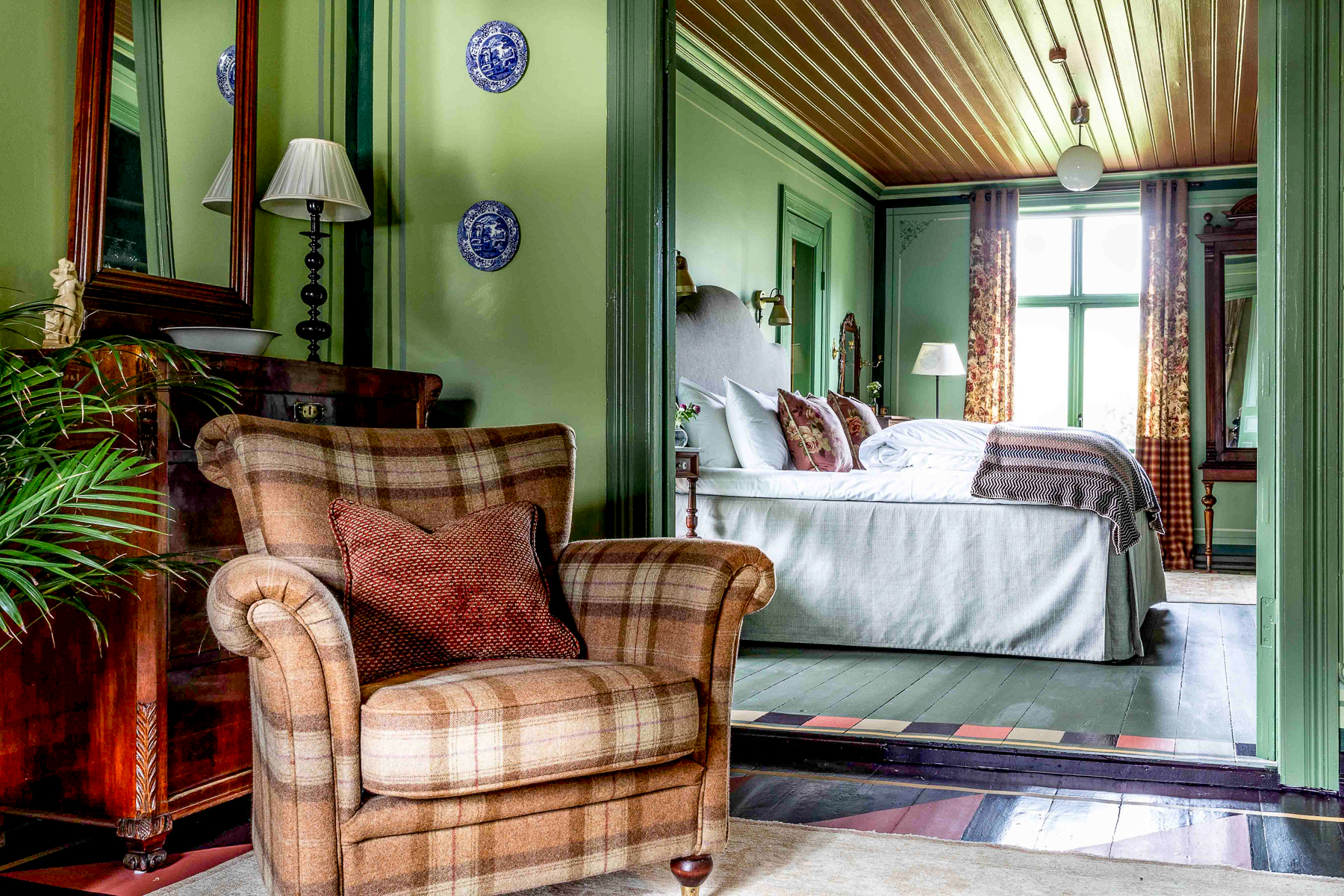 Green guest bedroom at Amot in Norway