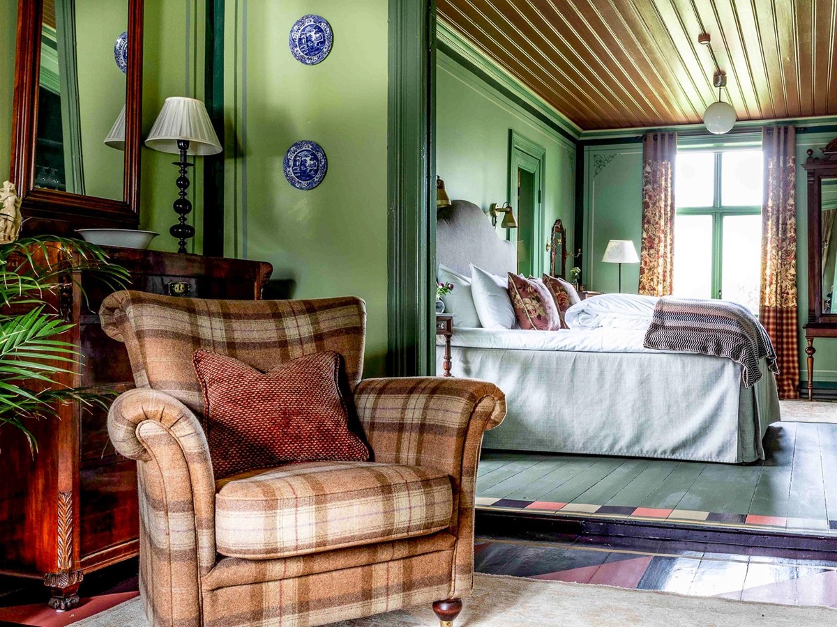 Green guest bedroom at Amot in Norway