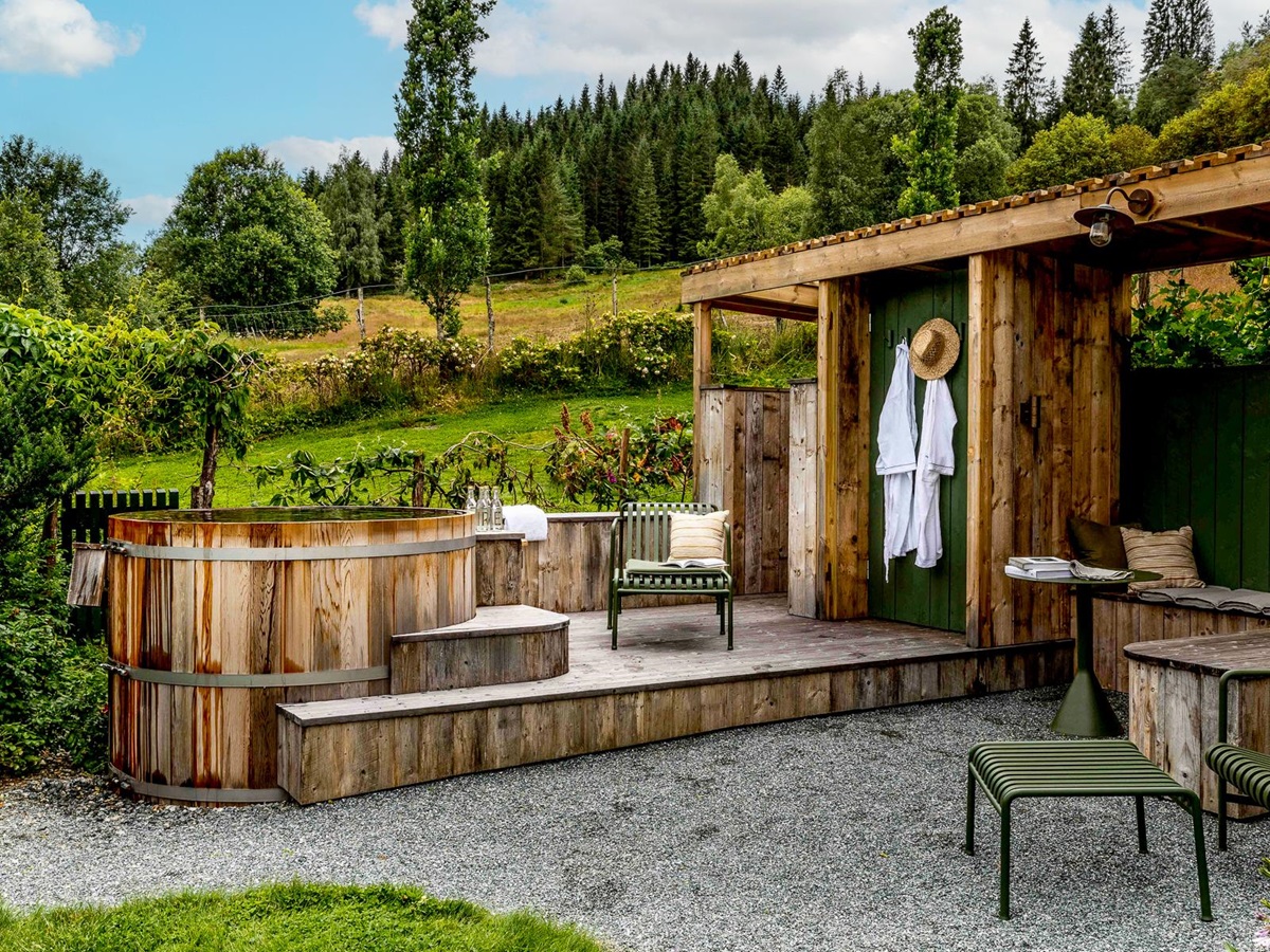 Hot tub deck at Amot in Norway