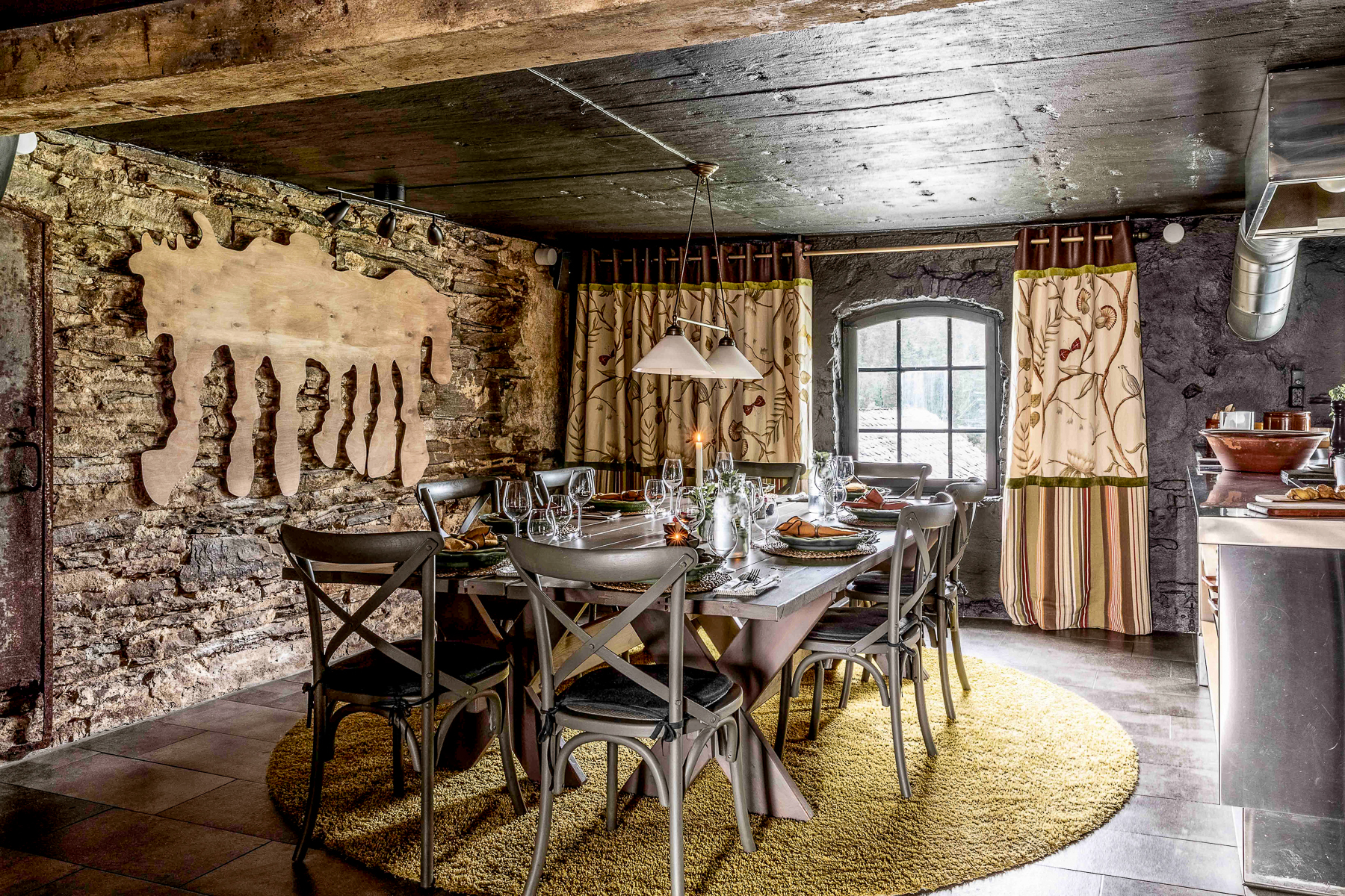 Kitchen and dining table at Amot in Norway