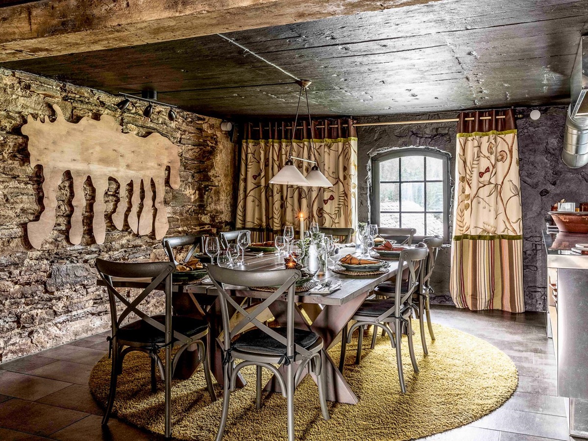 Kitchen and dining table at Amot in Norway