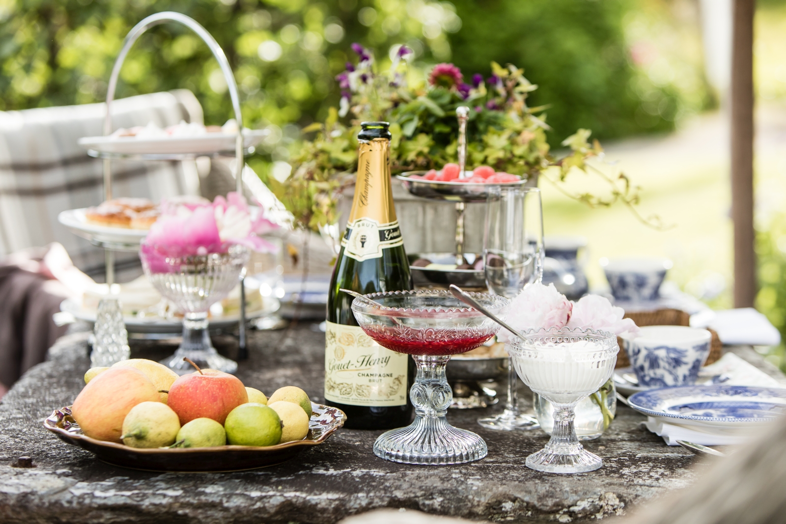 Dining outdoors at Amot Operagard in Norway