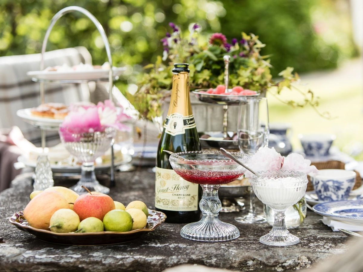 Dining outdoors at Amot Operagard in Norway