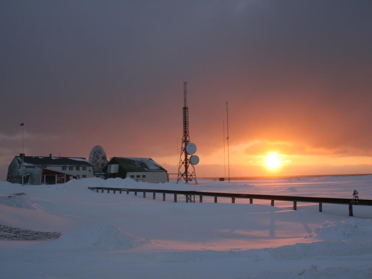 Exterior view with sun at Basecamp Explorer - Isfjord Radio Adventure Hotel in Svalbard Norway