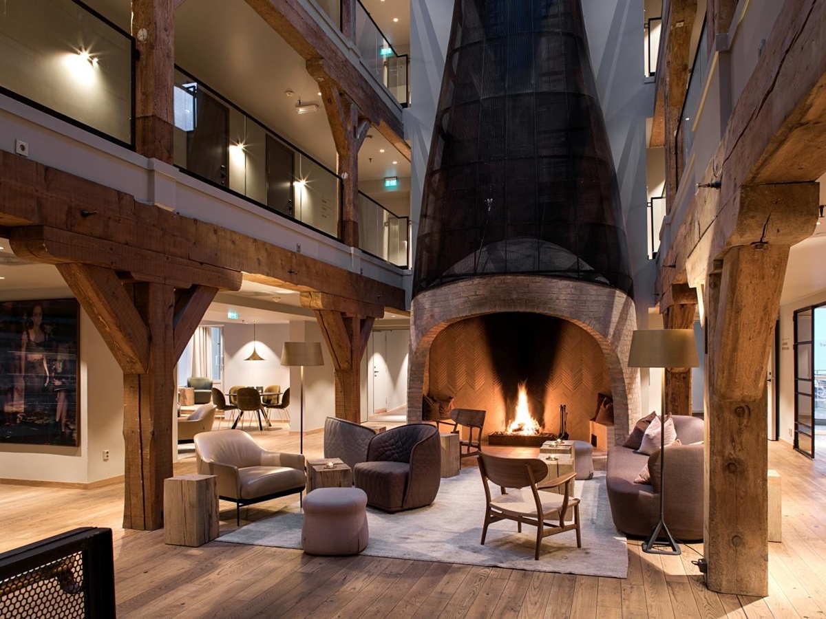 Fireplace area at Hotel Brosundet