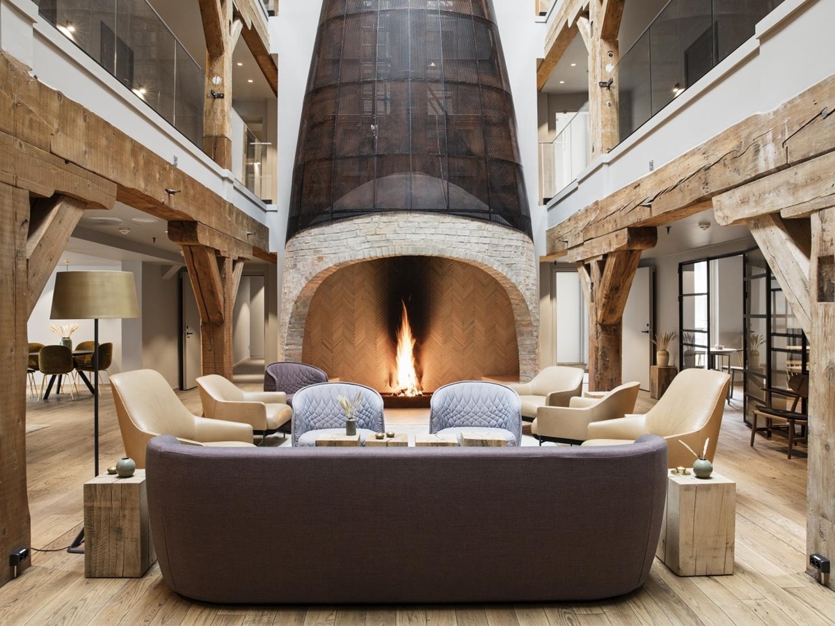 Fireplace area with sofa at Hotel Brosundet