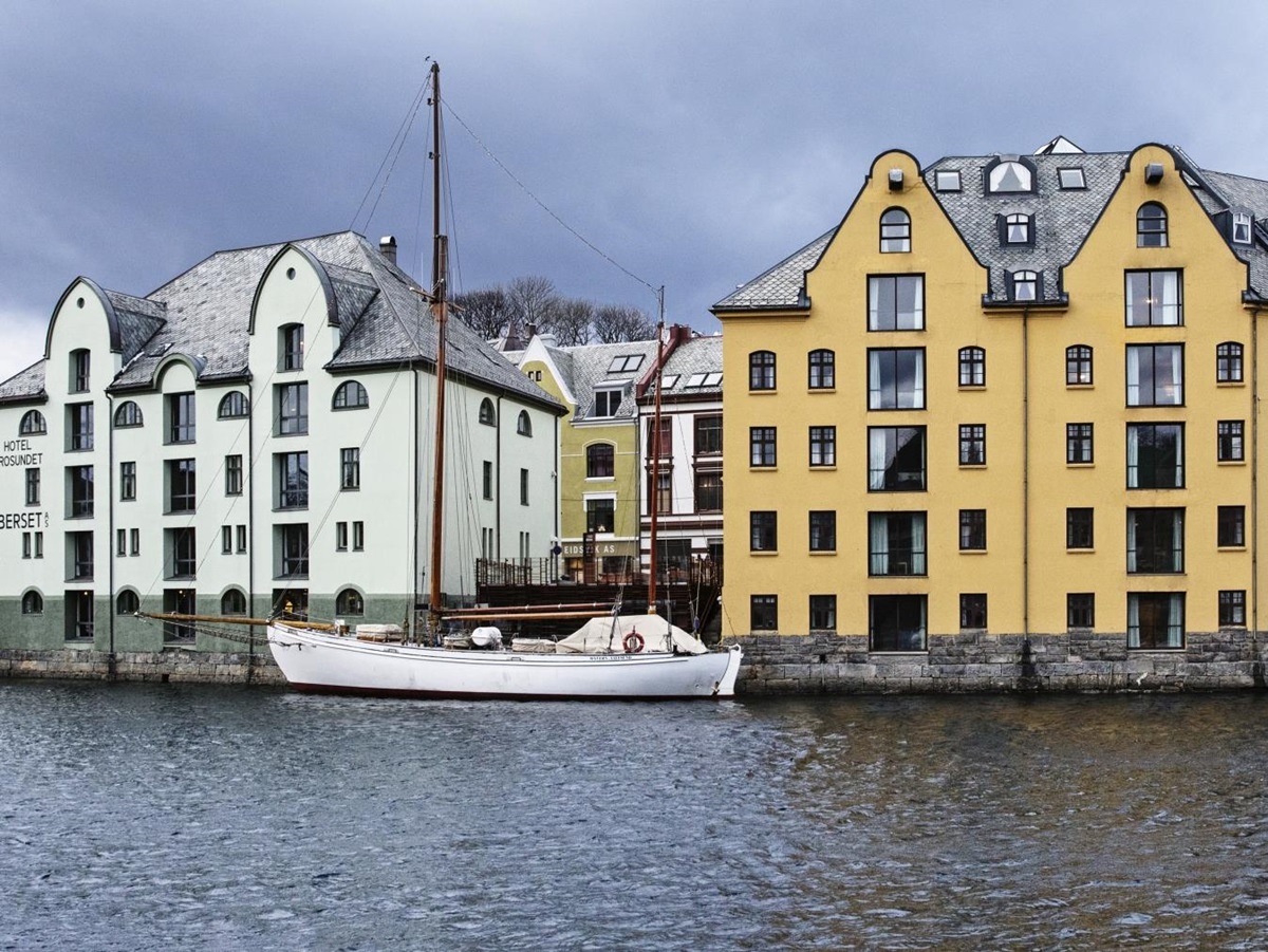 View of the hotel from the water at Hotel Brosundet