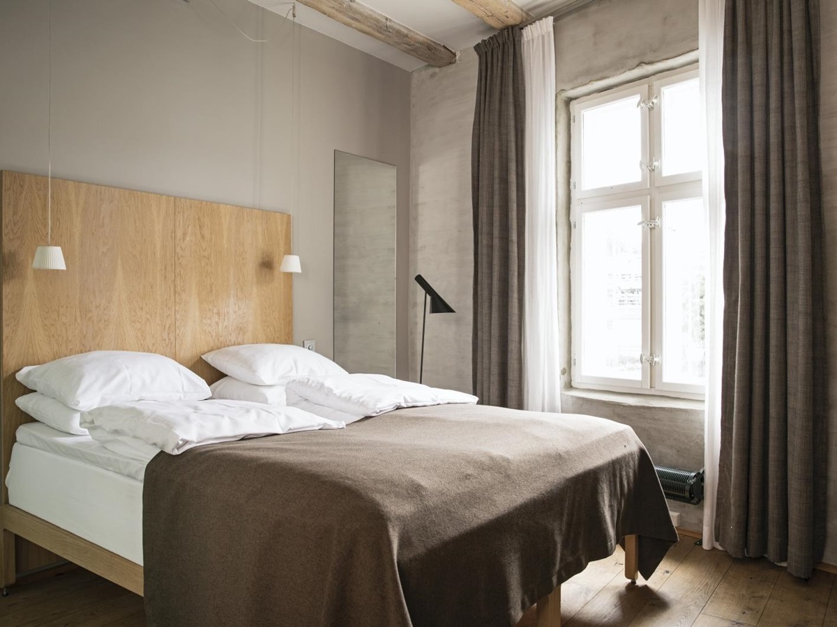 Standard double room at Hotel Brosundet