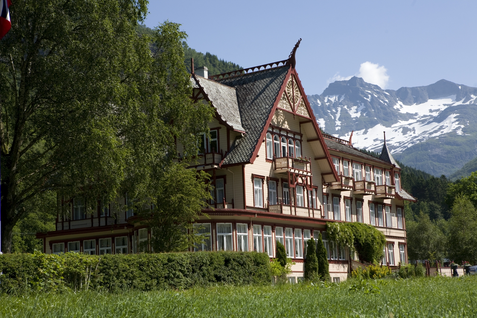 Exterior view of Hotel Union Oye with mountains in backdrop in Norway