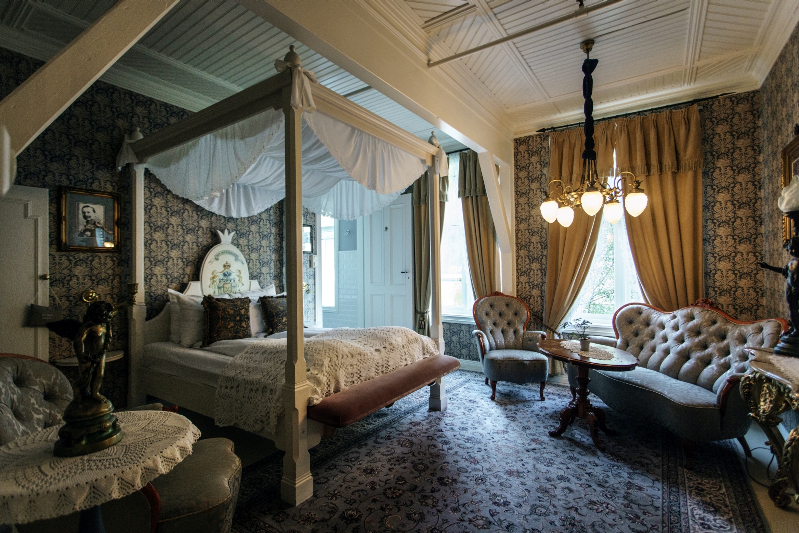 Superior double room with four poster bed at Hotel Union Oye in Norway