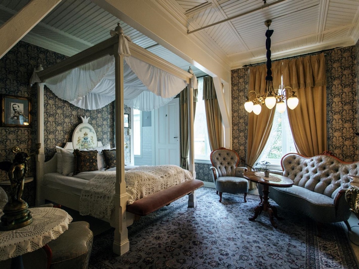 Superior double room with four poster bed at Hotel Union Oye in Norway