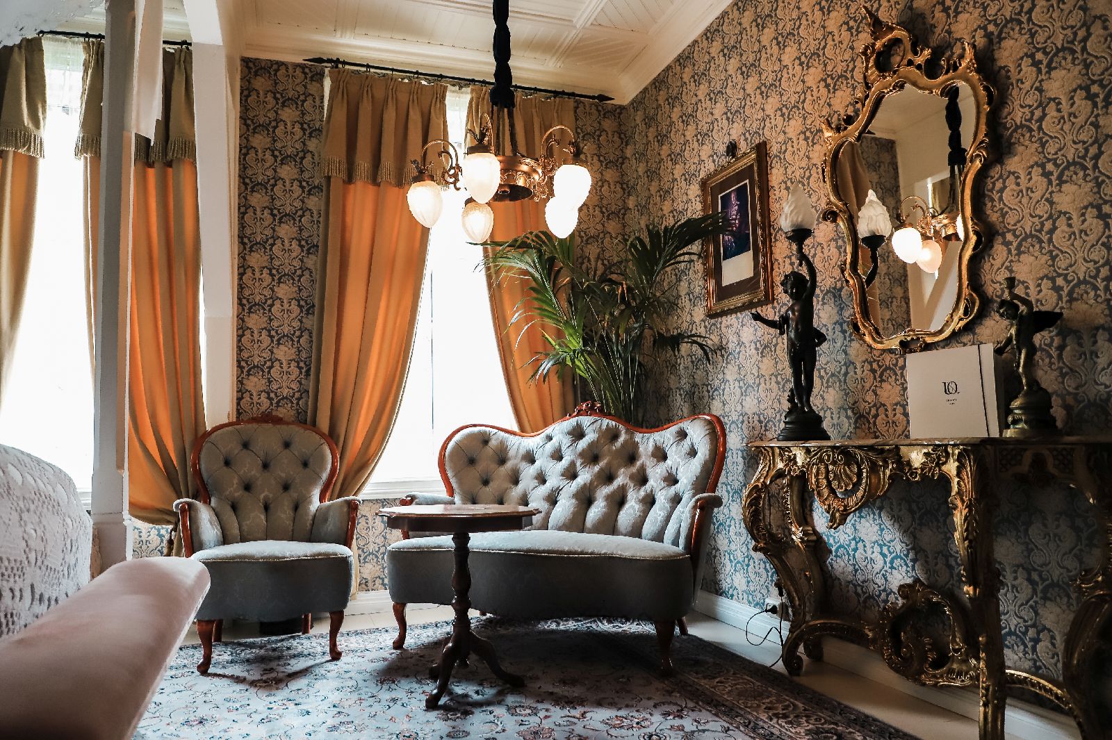 Comfortable lounge area of guest room at Hotel Union Oye in Norway