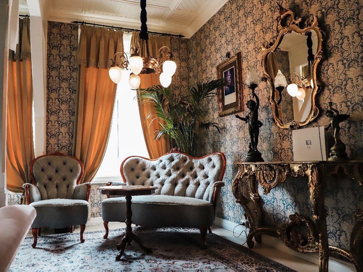 Comfortable lounge area of guest room at Hotel Union Oye in Norway