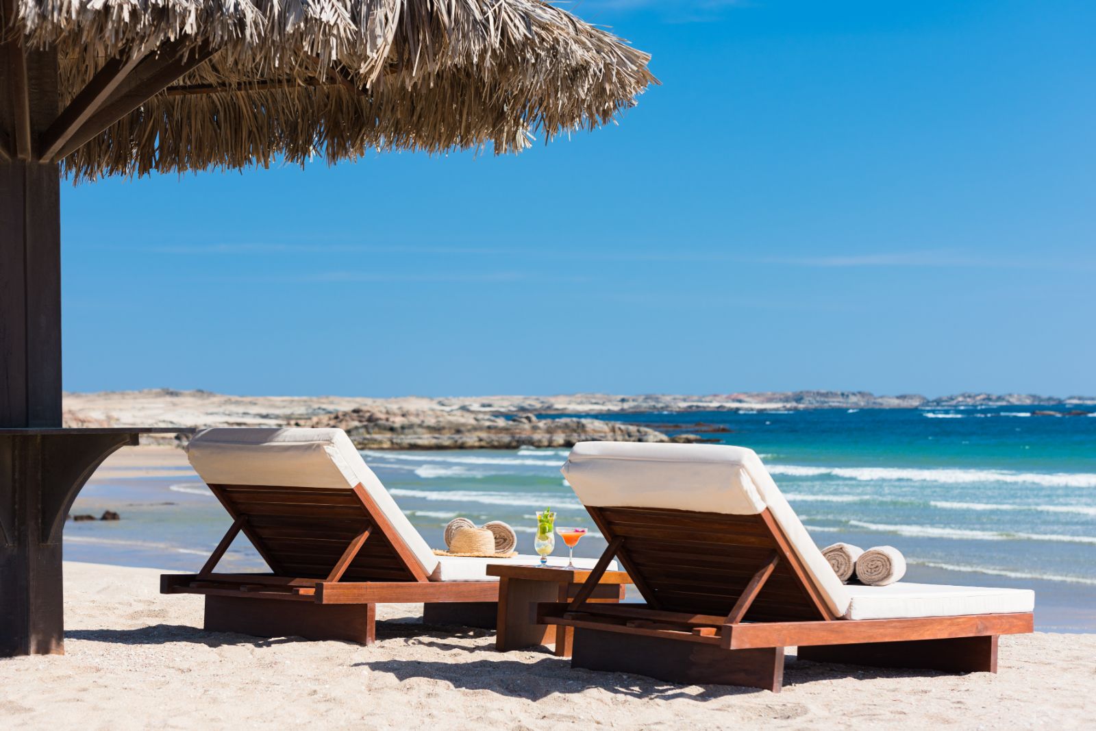 Sun loungers on the beach at Alila Hinu Bay i Salalah