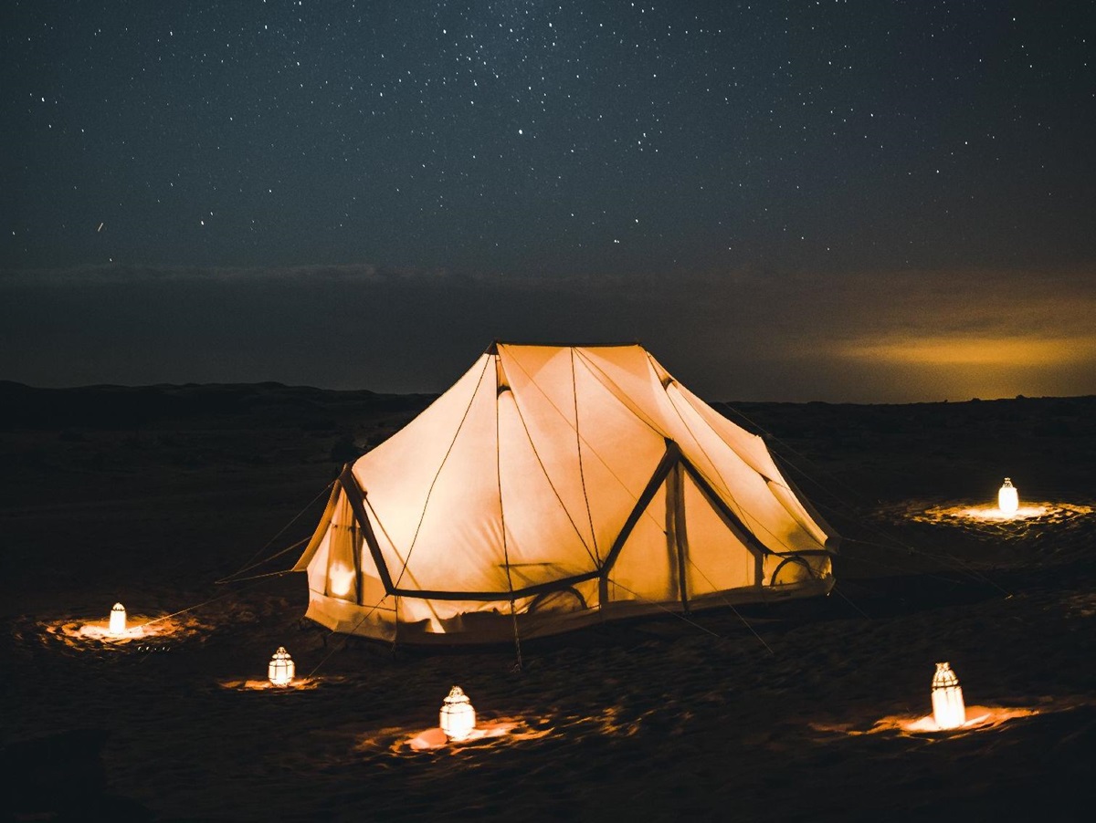 Bedouin tent at the Canvas Club luxury camp in Oman illuminatted by night