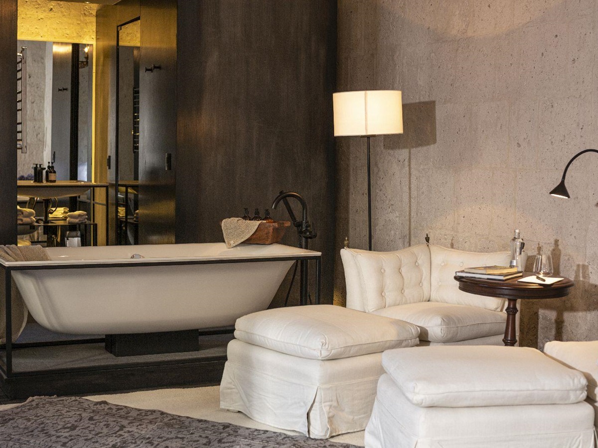 Living area and bathtub in a guest room at Cirqa hotel in Arequipa Peru