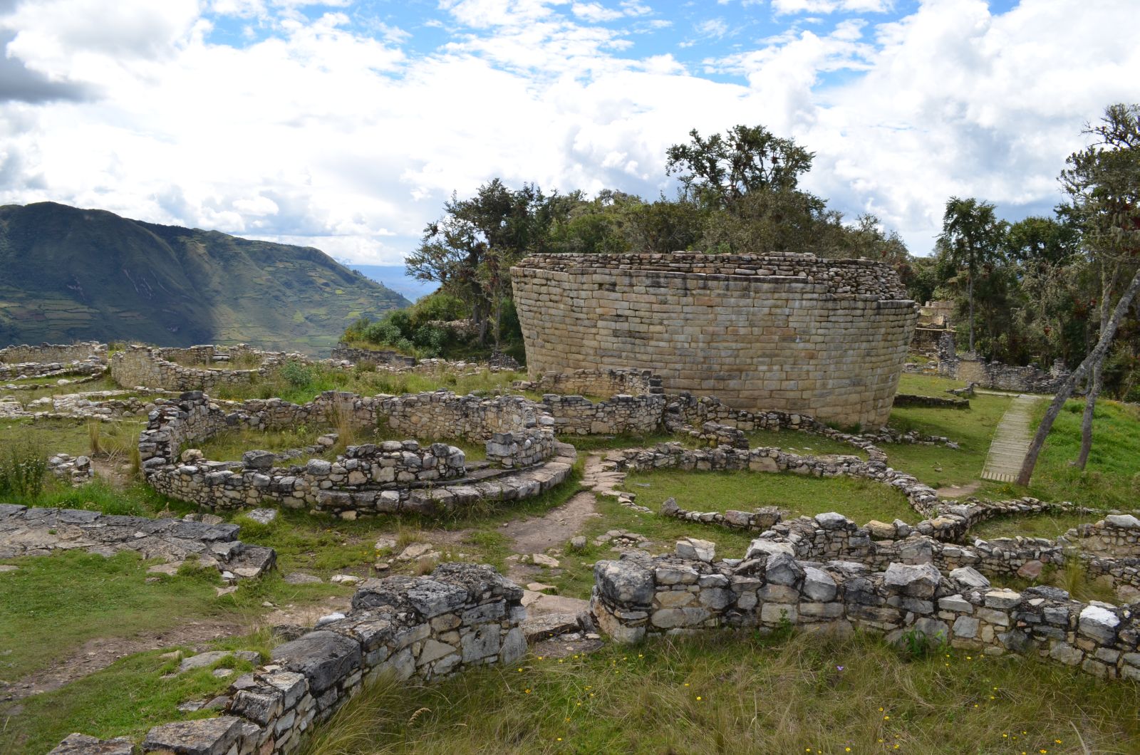 Circular houses of Kuelap in northern Peru (from Aracari)