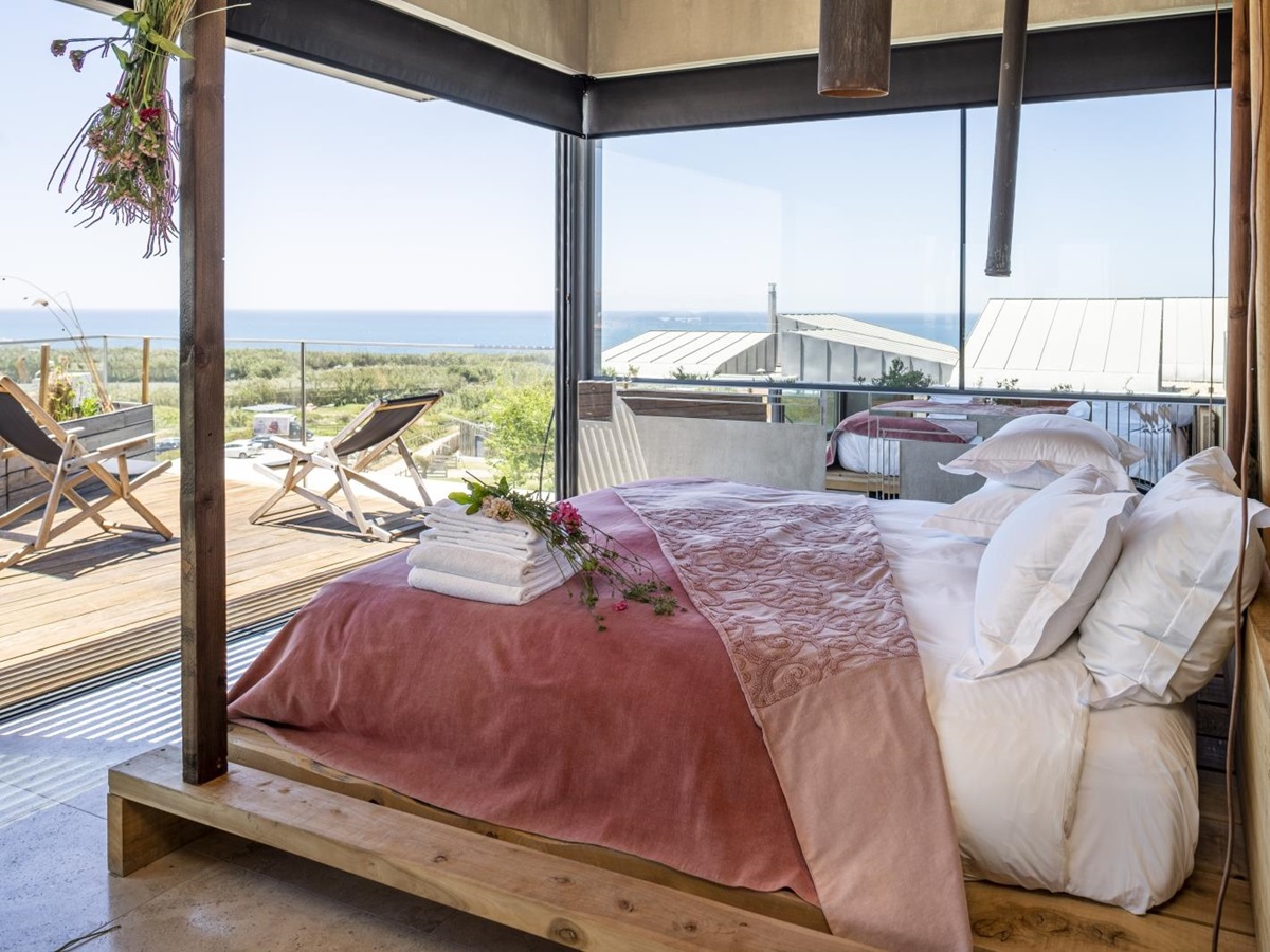 Double bedroom with outdoor area