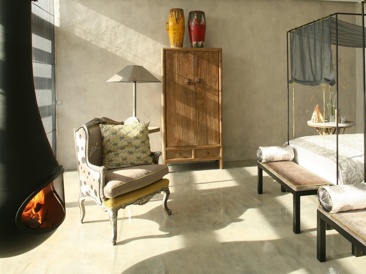 Twin room with fire and chair