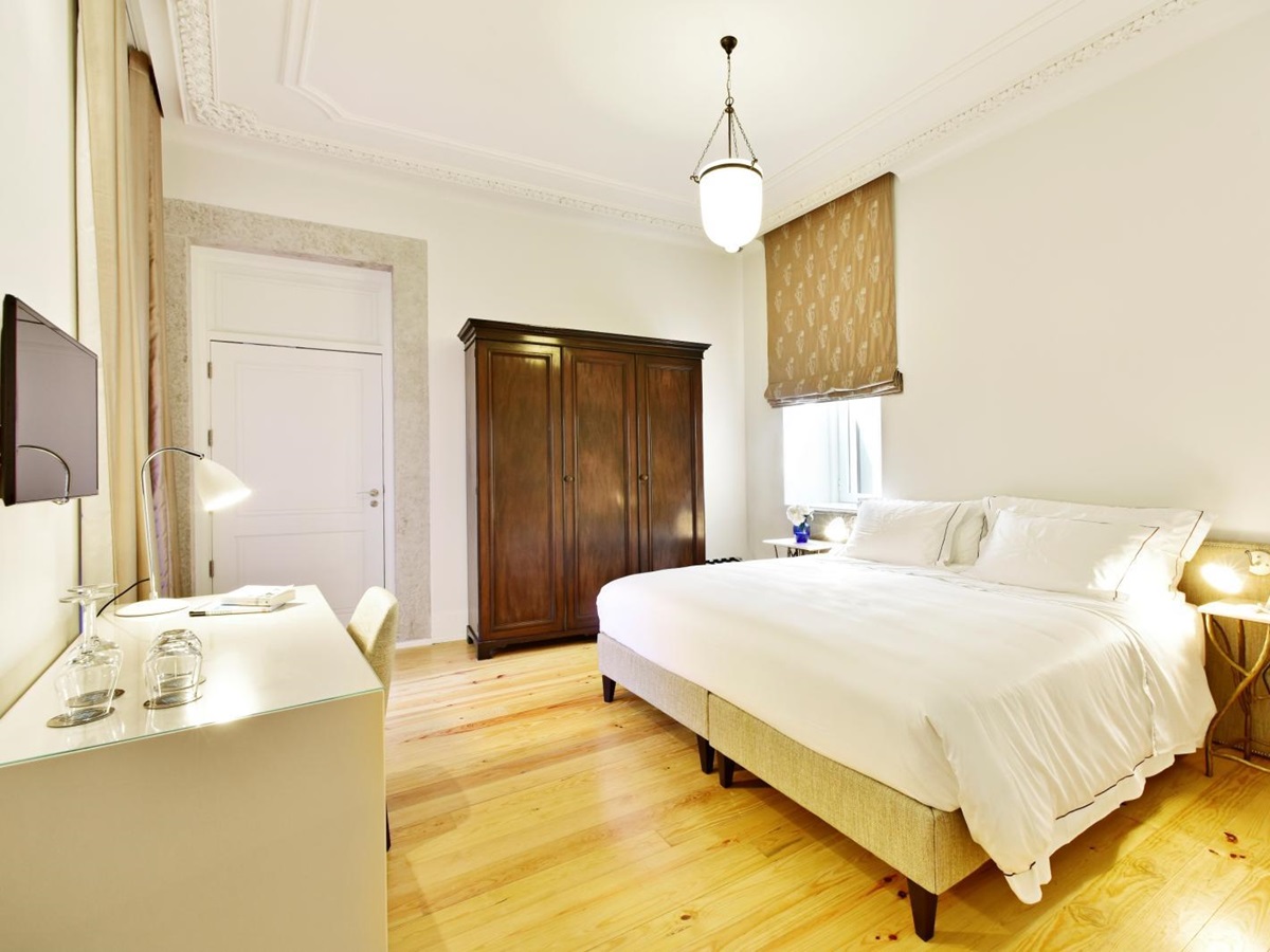 Classic courtier in Santiago Alfama, Lisbon