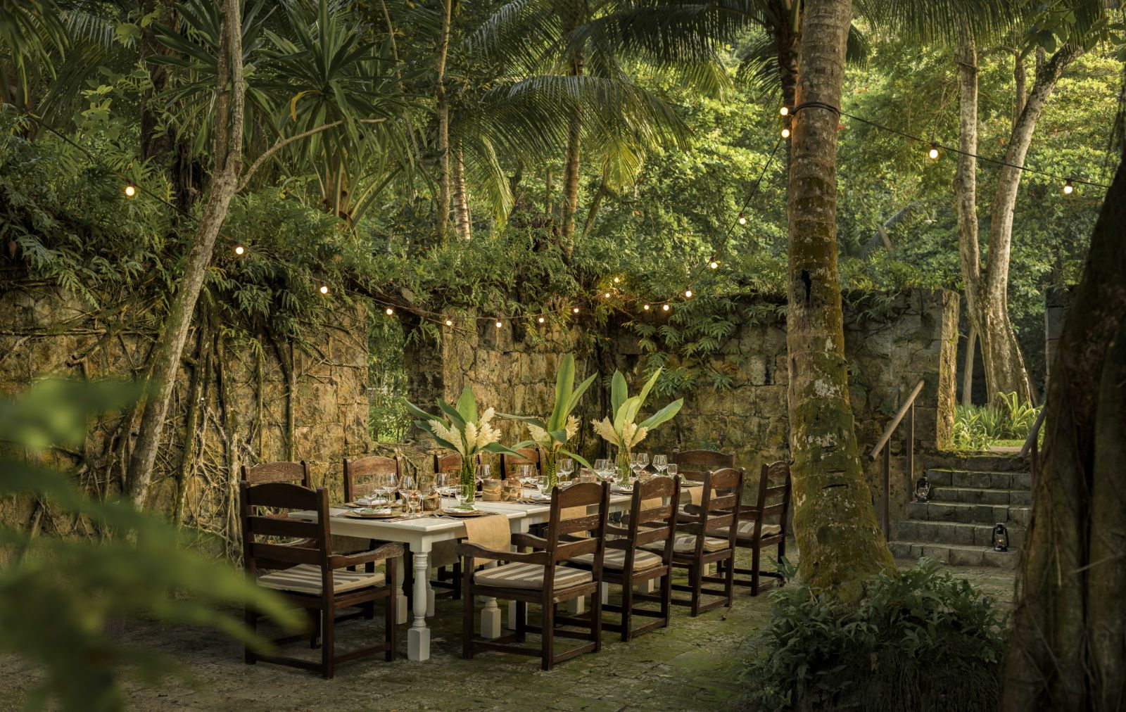 An alfresco dining table at Four Seasons Seychelles