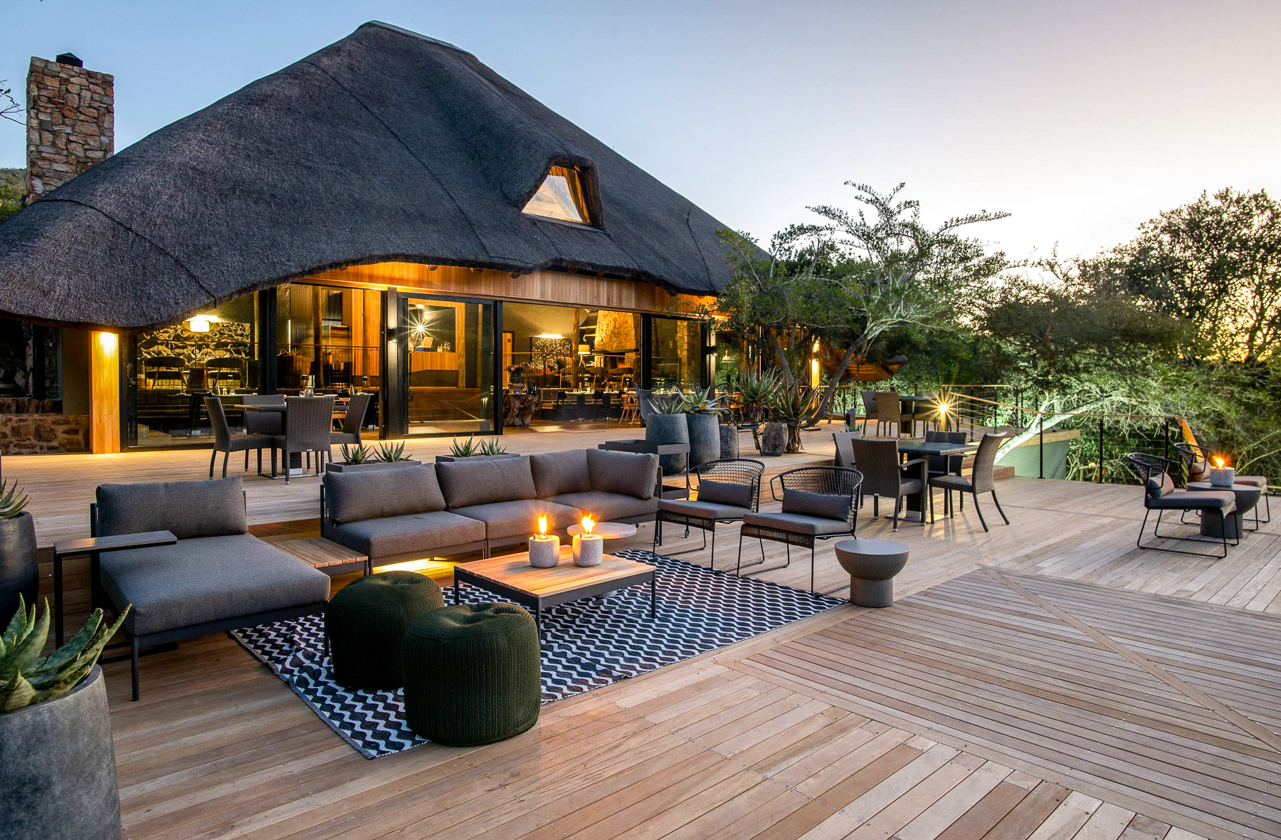 Alfresco lounge area at Bayethe Lodge