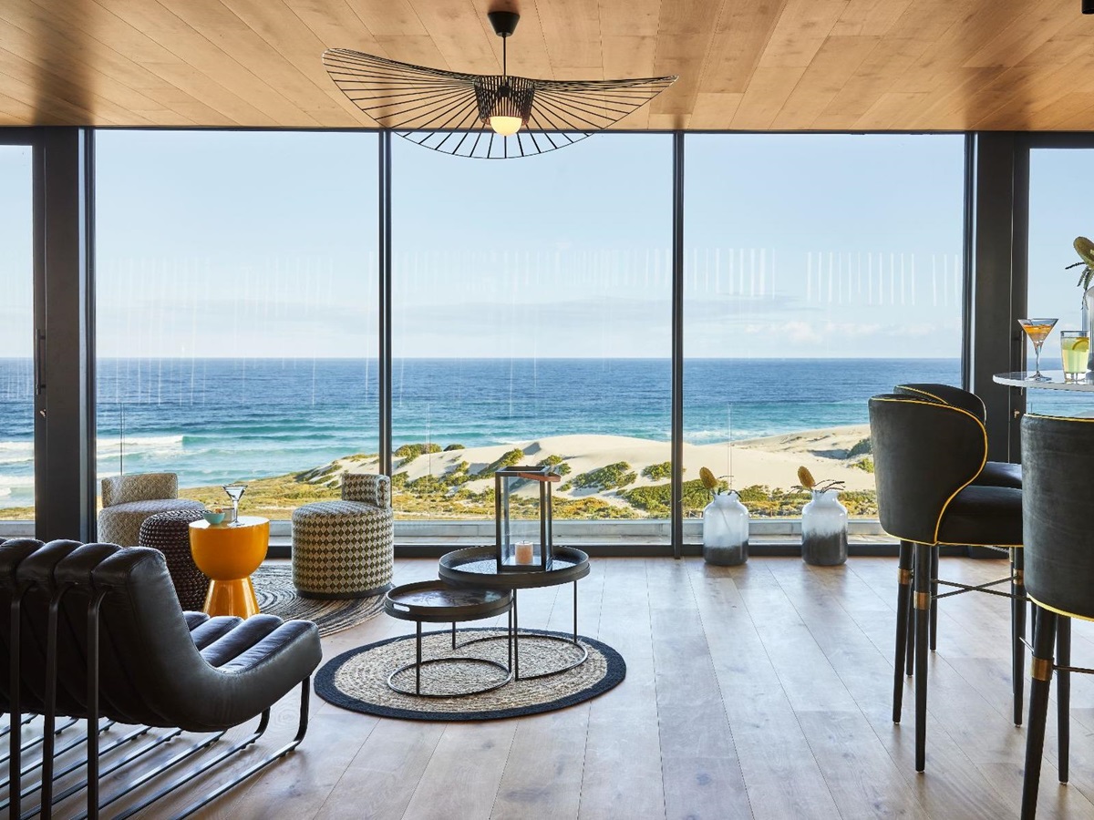 Bar with ocean views at Morukuru Beach Lodge