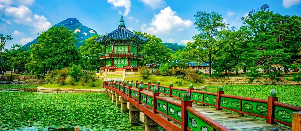 Gyeongbokgung Palace bridge in Seoul