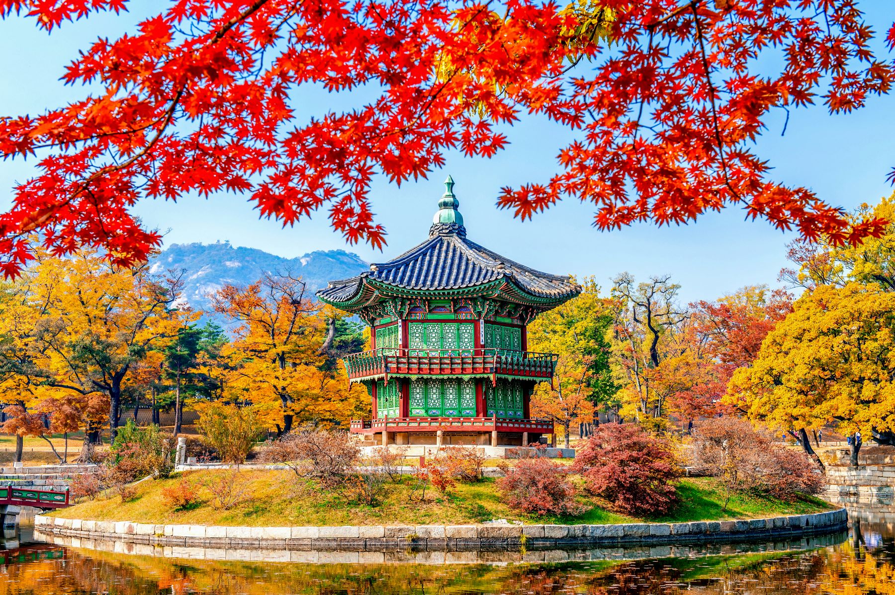 Gyeongbokgung Palace in Seoul during autumn