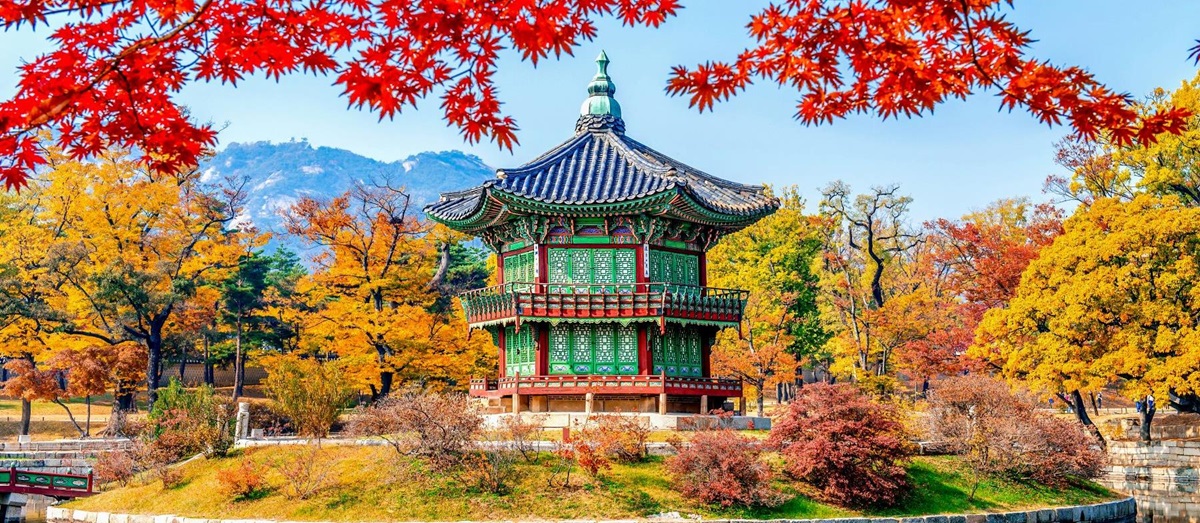 Gyeongbokgung Palace in Seoul during autumn