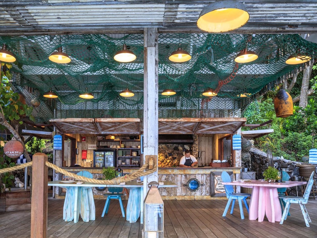 Casual Walker d'Plank restaurant at luxury resort Kokomo Island in Fiji