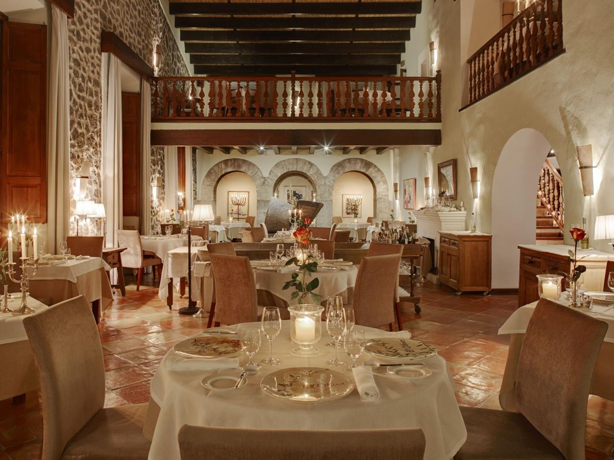The restaurant at Belmond La Residencia hotel in Mallorca