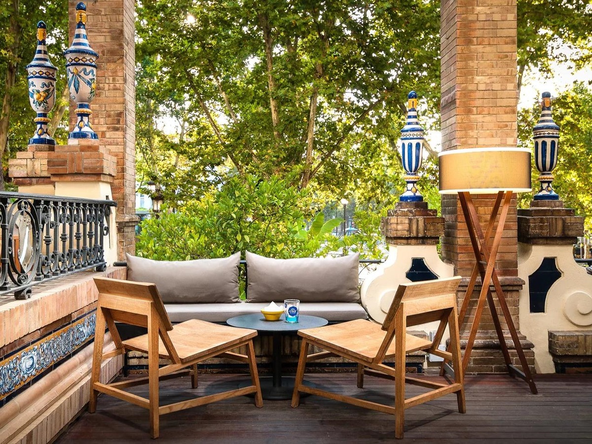 Outdoor dining at the tapas bar of Hotel Alfonso XIII Seville