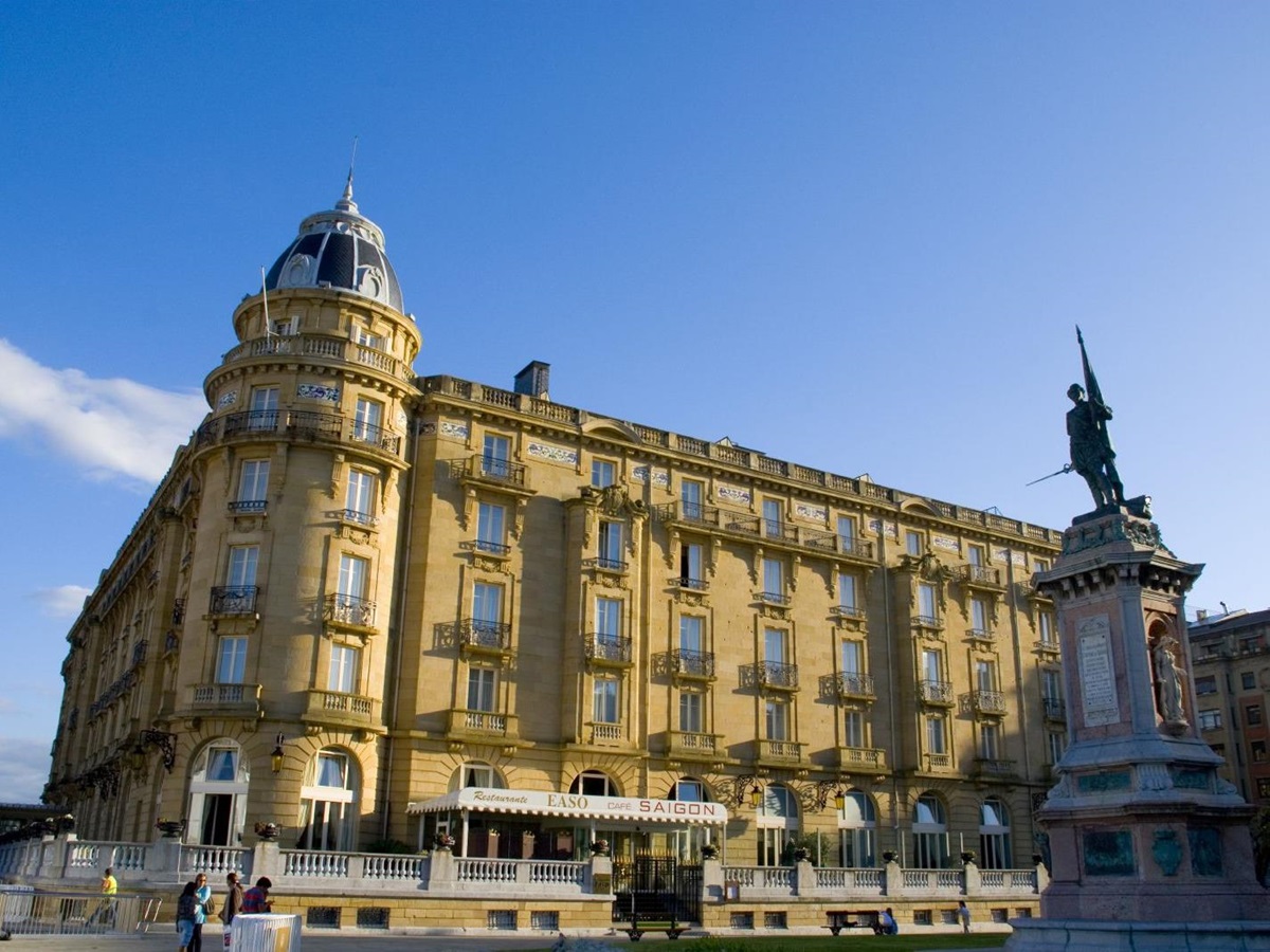 Exterior view of Hotel Maria Cristina in Spain