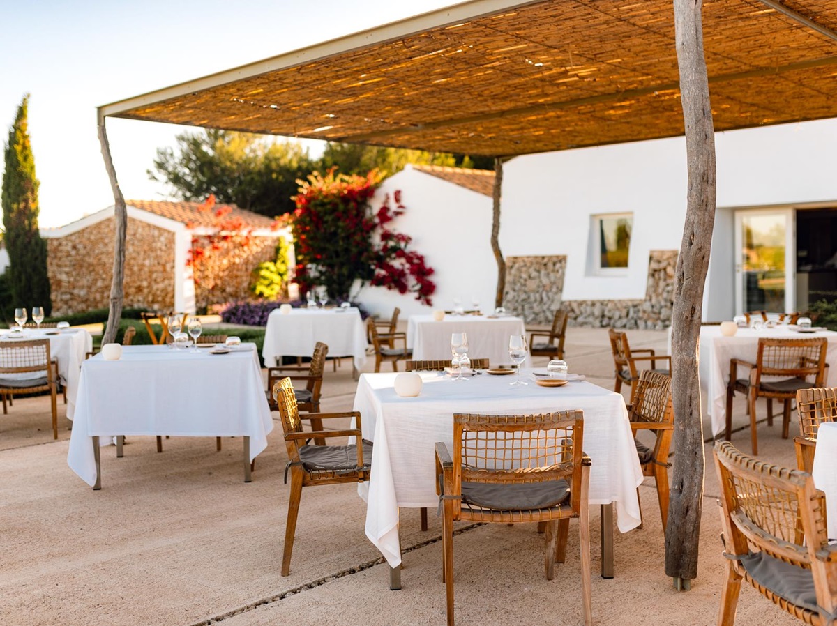 Restaurant seating area at Hotel Torralbenc in Menorca