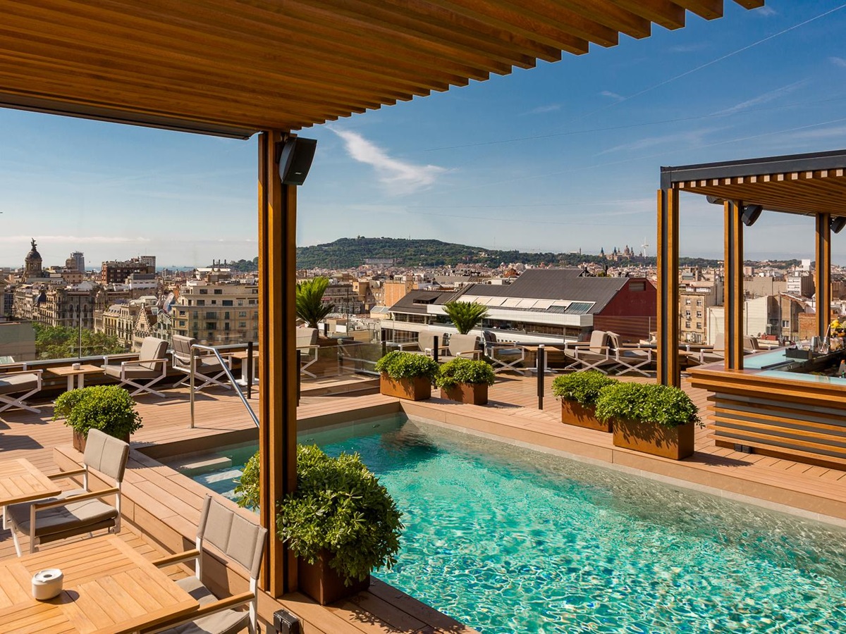 Rooftop swimming pool at the Majestic Hotel & Spa in Barcelona