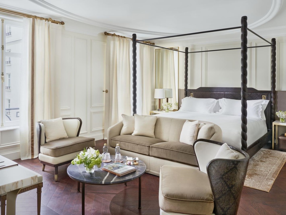 Spacious bedroom with sitting area of a Junior Suite at luxury hotel Mandarin Oriental Ritz Madrid