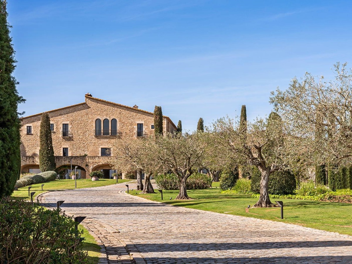 Drive leading up to luxury hotel Mas de Torrent surrounded by lush gardens