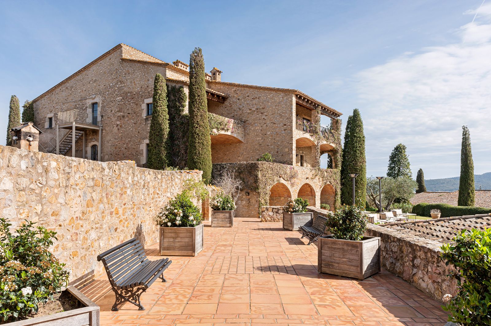 Exterior of the classically Spanish luxury hotel Mas de Torrent